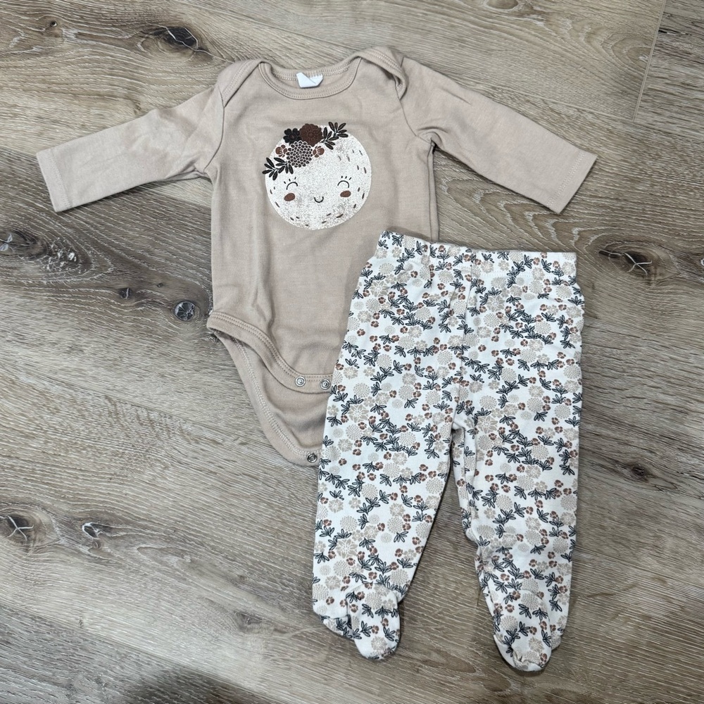 *0-3M* Adorable Beige & Floral Matching Set